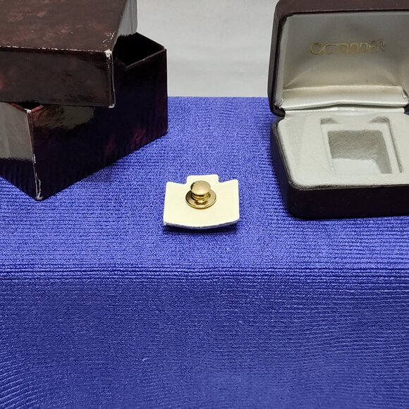 O.C. Tanner Freeman Hospital 35 Year Service Lapel Pin 10K Gold W/ Original Box - Picture 4 of 10